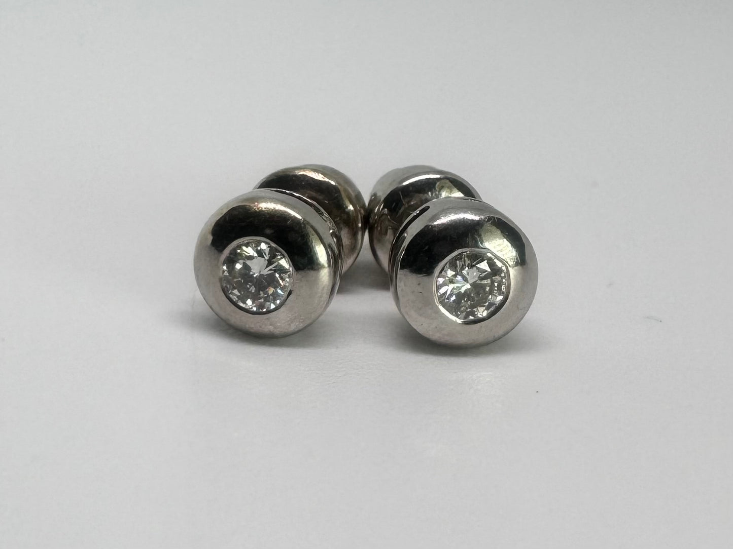 עגילי זהב 18K משובצים ביהלום מרכזי אחד