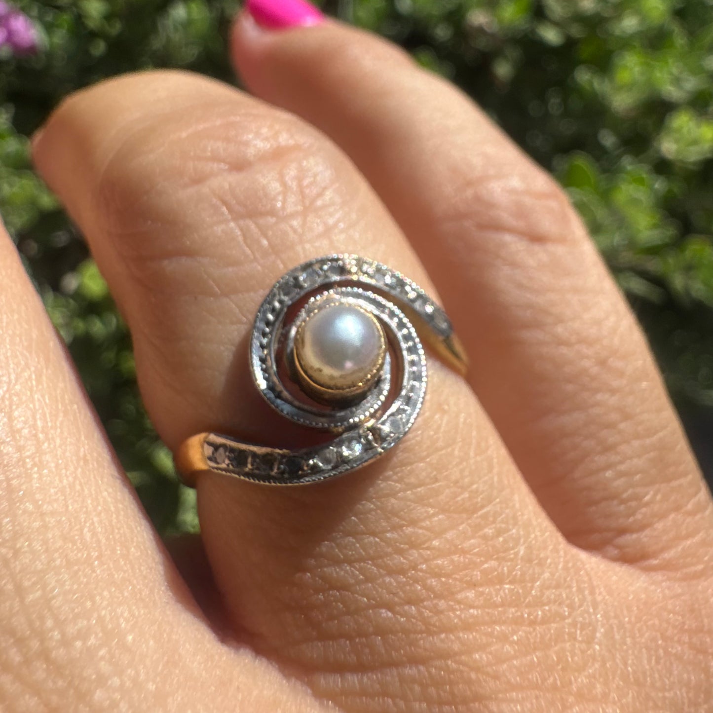 18K gold spiral ring featuring a central Pearl & Diamonds
