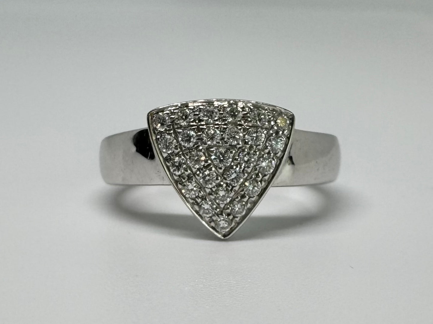 18K gold ring featuring a bold triangular design fully pavé-set with brilliant-cut Diamonds.