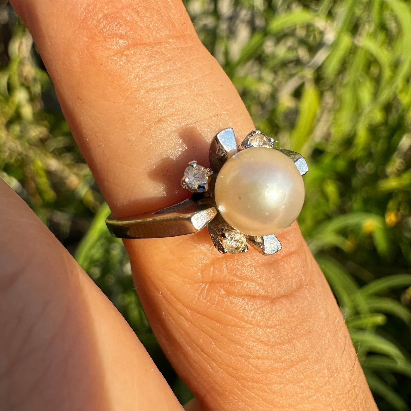 10K gold ring set with pearl & Diamonds