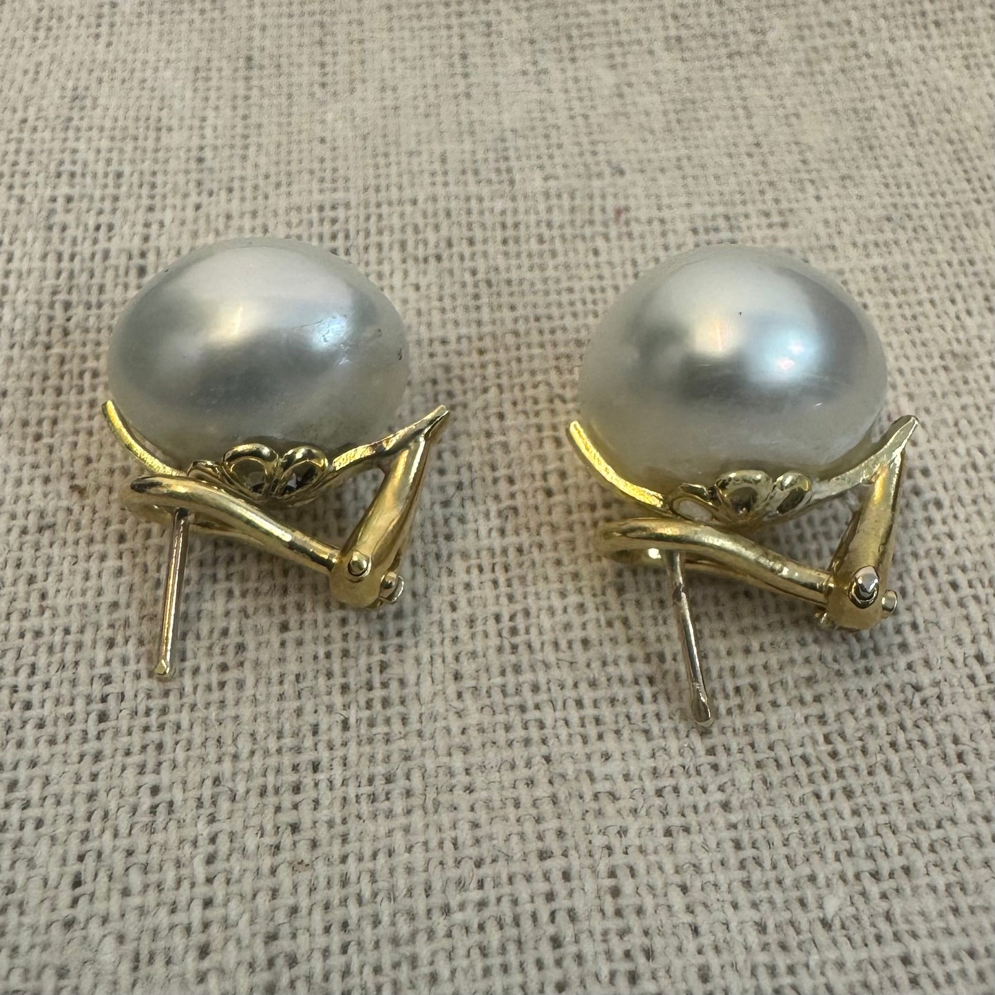 עגילים צמודים לאוזן זהב 14 קראט משובצים פנינים לבנות גדולות ובוהקות.