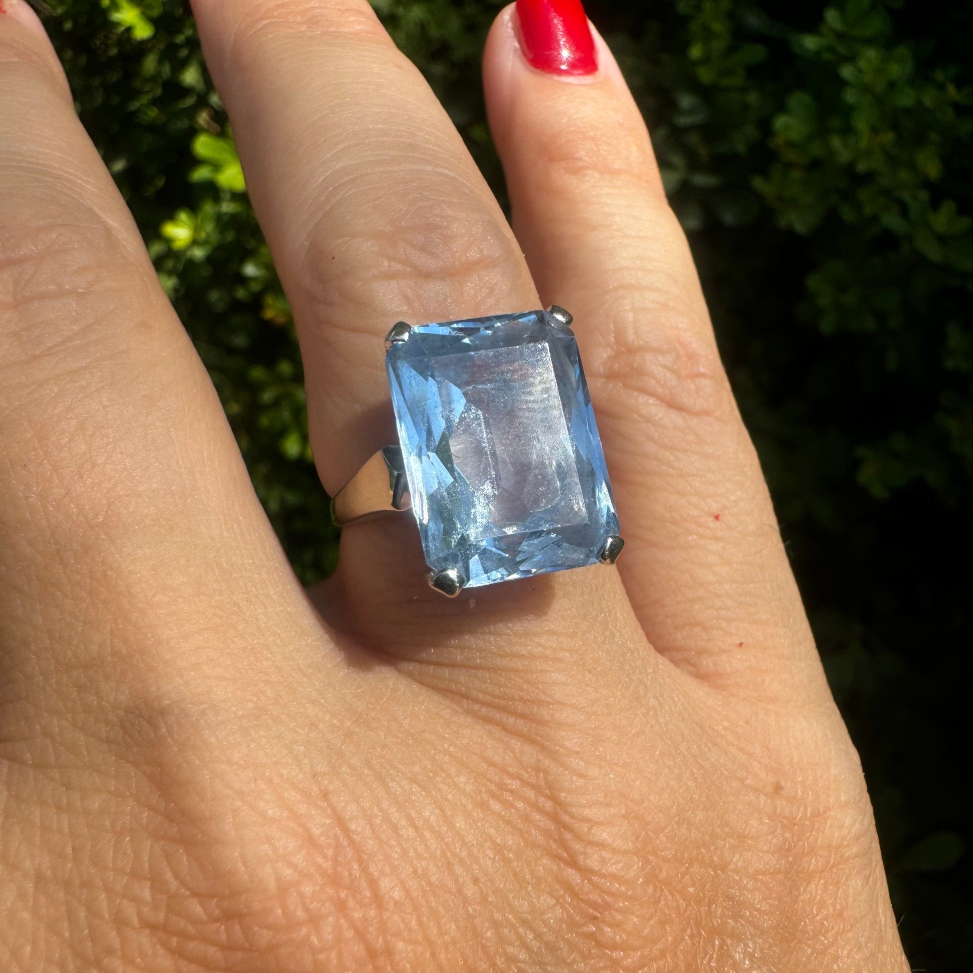 טבעת זהב לבן משובצת אבן טופז כחולה מלבנית גדולה בעלת צבע מטריף