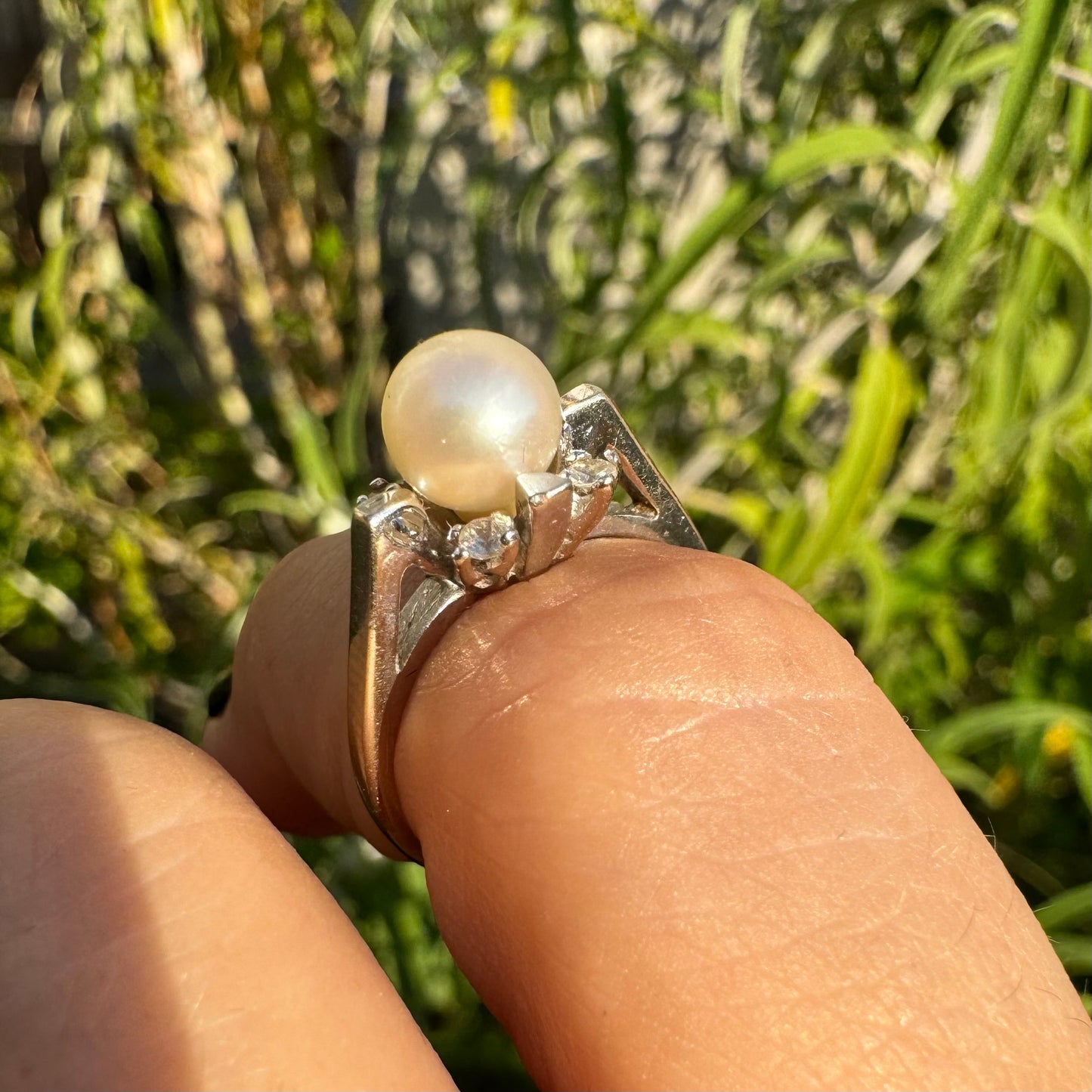 10K gold ring set with pearl & Diamonds