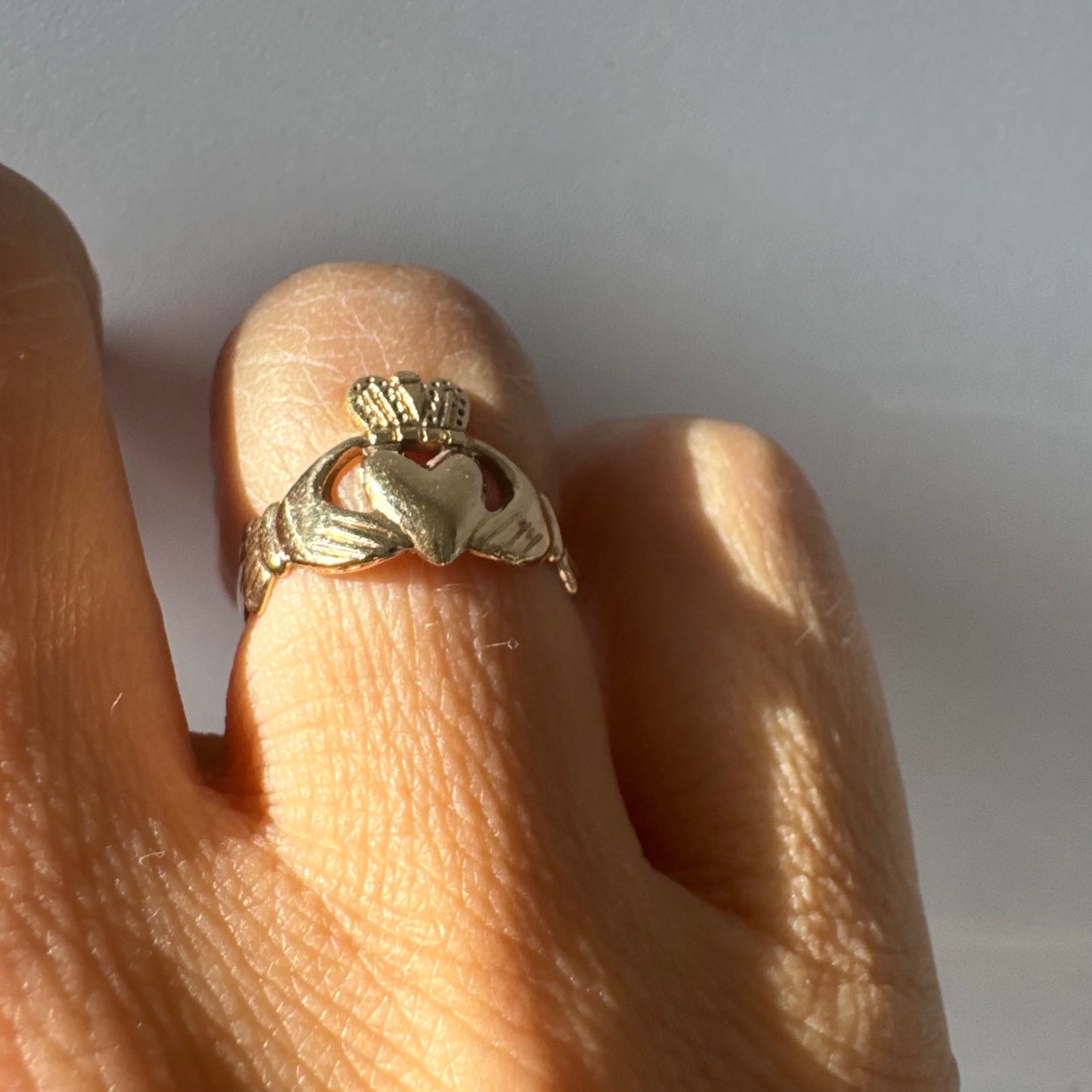 טבעת זהב 9 קראט בעיצוב קלאסי של לב עם כתר מעליו וידיים אוחזות, עיצוב קלדה מסורתי המסמל אהבה, נאמנות וחברות.