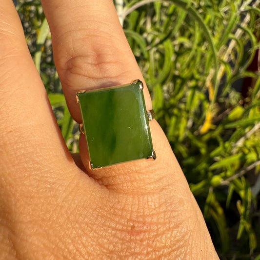 טבעת זהב צהוב, 14 קראט, משובצת אבן גייד בצבע ירוק חלומי