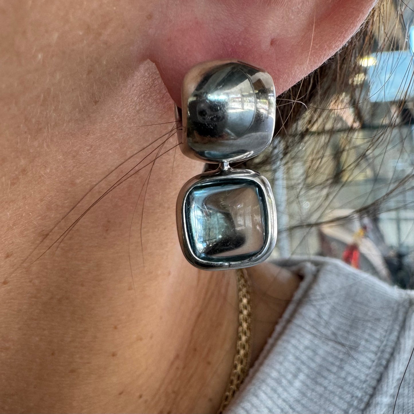 עגילי זהב לבן 18 קראט, נופלים קצרים, משובצים אבן אקוומרין