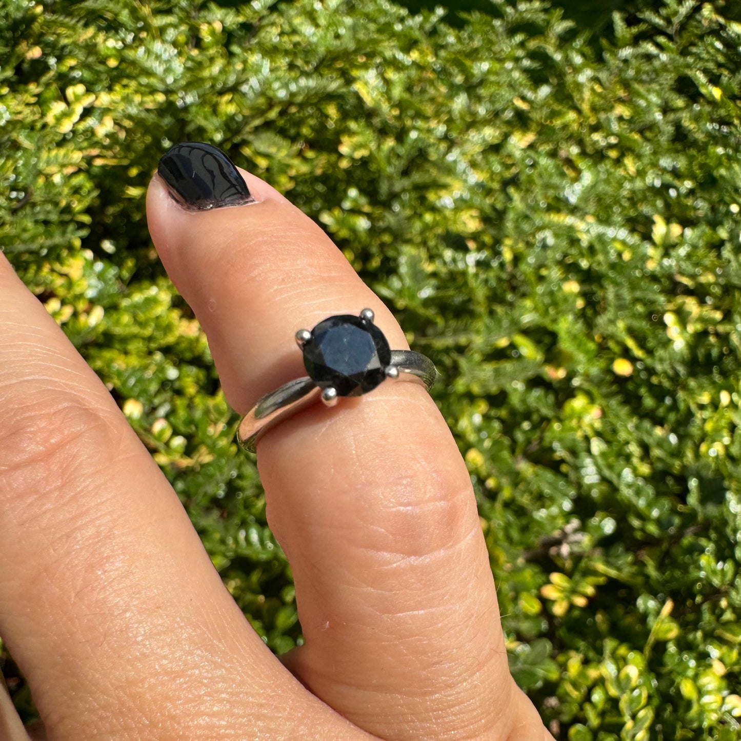 טבעת סוליטר זהב לבן 10 קראט אלגנטית ובעלת נוכחות, משובצת ביהלום שחור בחיתוך עגול במסגרת קלאסית בעלת ארבע שיניים מזהב לבן.