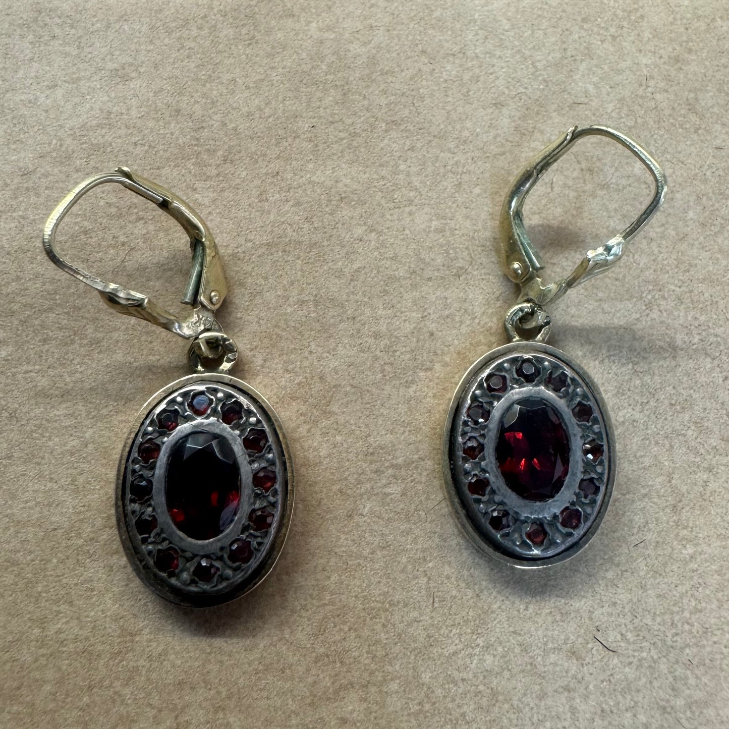 עגילי זהב צהוב 14 קראט, נופלים באורך בינוני, משובצים אבני גרנט