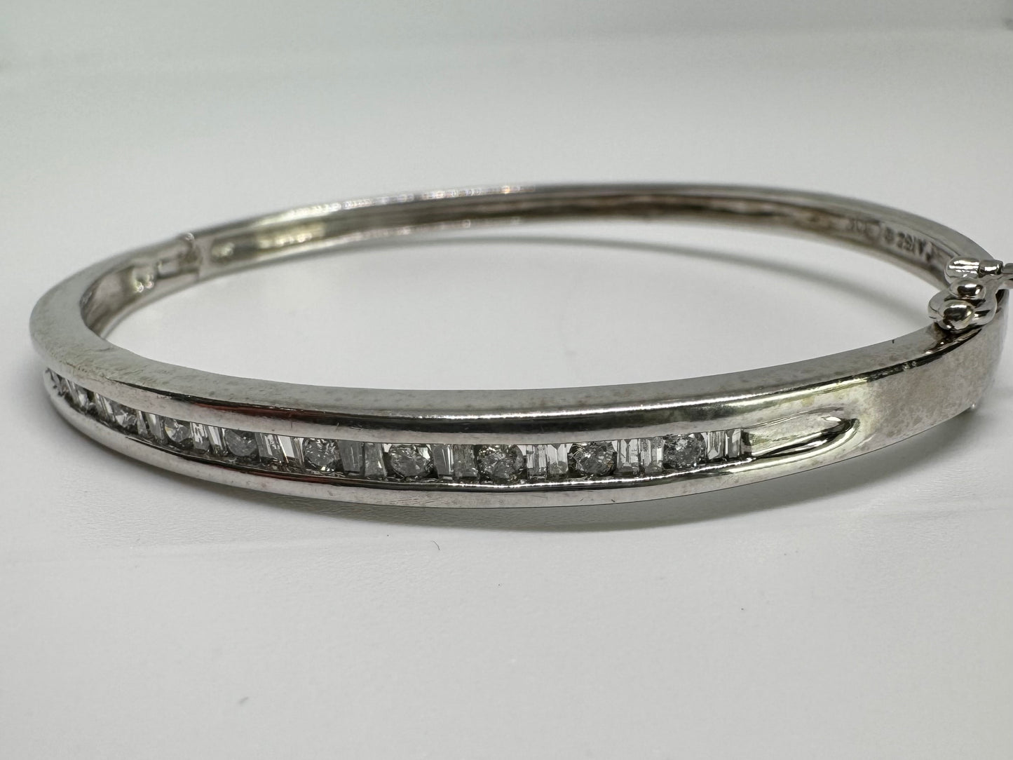 צמיד זהב לבן 10 קראט קשיח משובץ יהלומים