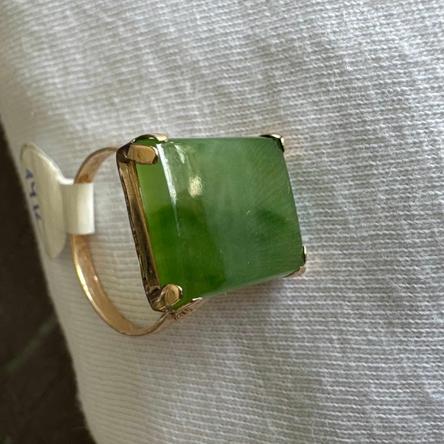 טבעת זהב 14 קראט משובצת אבן ג'ייד ירוקה בחיתוך מרובע.