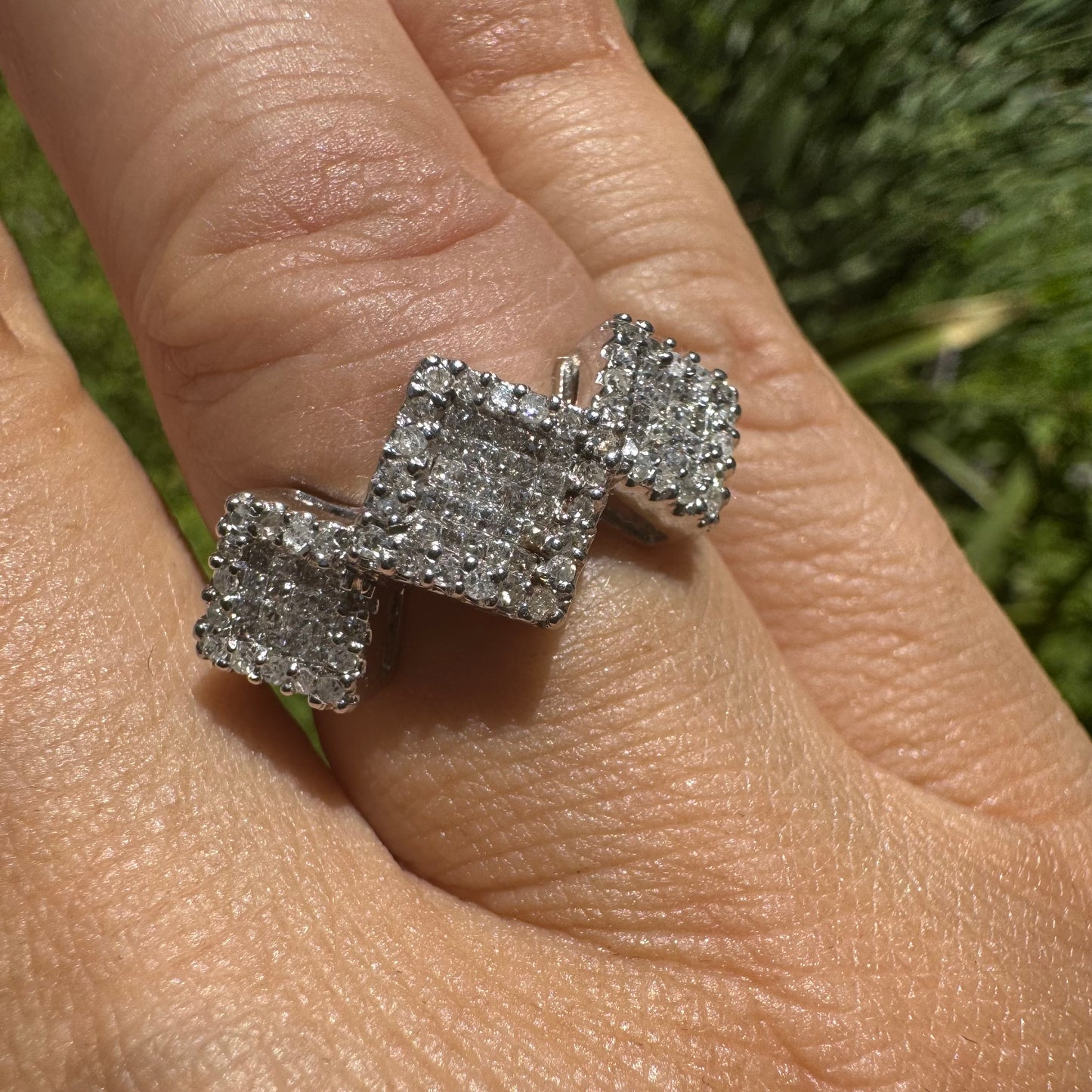 טבעת זהב לבן 14 קראט משובצת בשלושה ריבועים של יהלומים נוצצים, לוק בולט ואלגנטי.