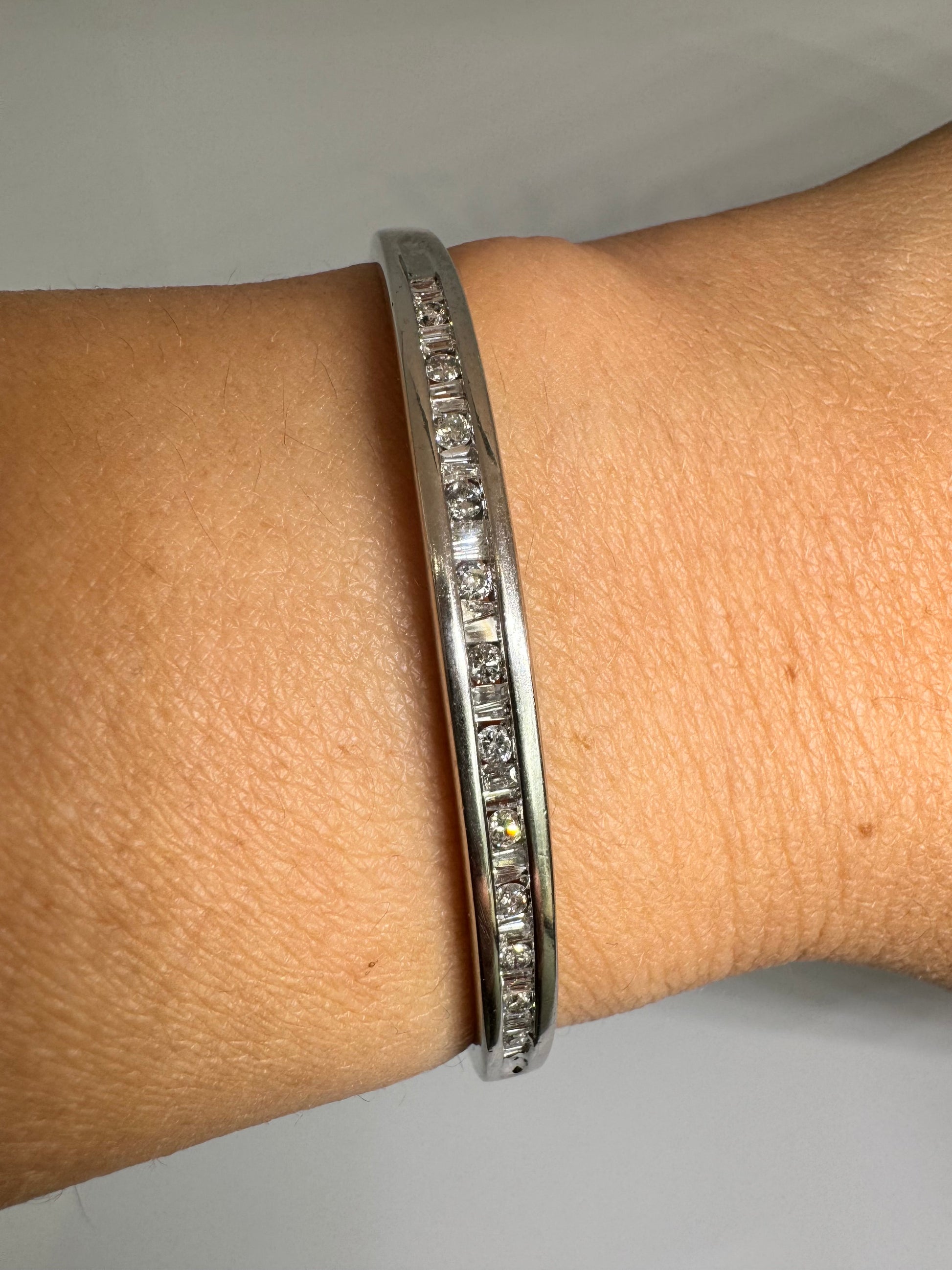 צמיד זהב לבן 10 קראט, קשיח, משובץ יהלומים בחיתוך מרובע 