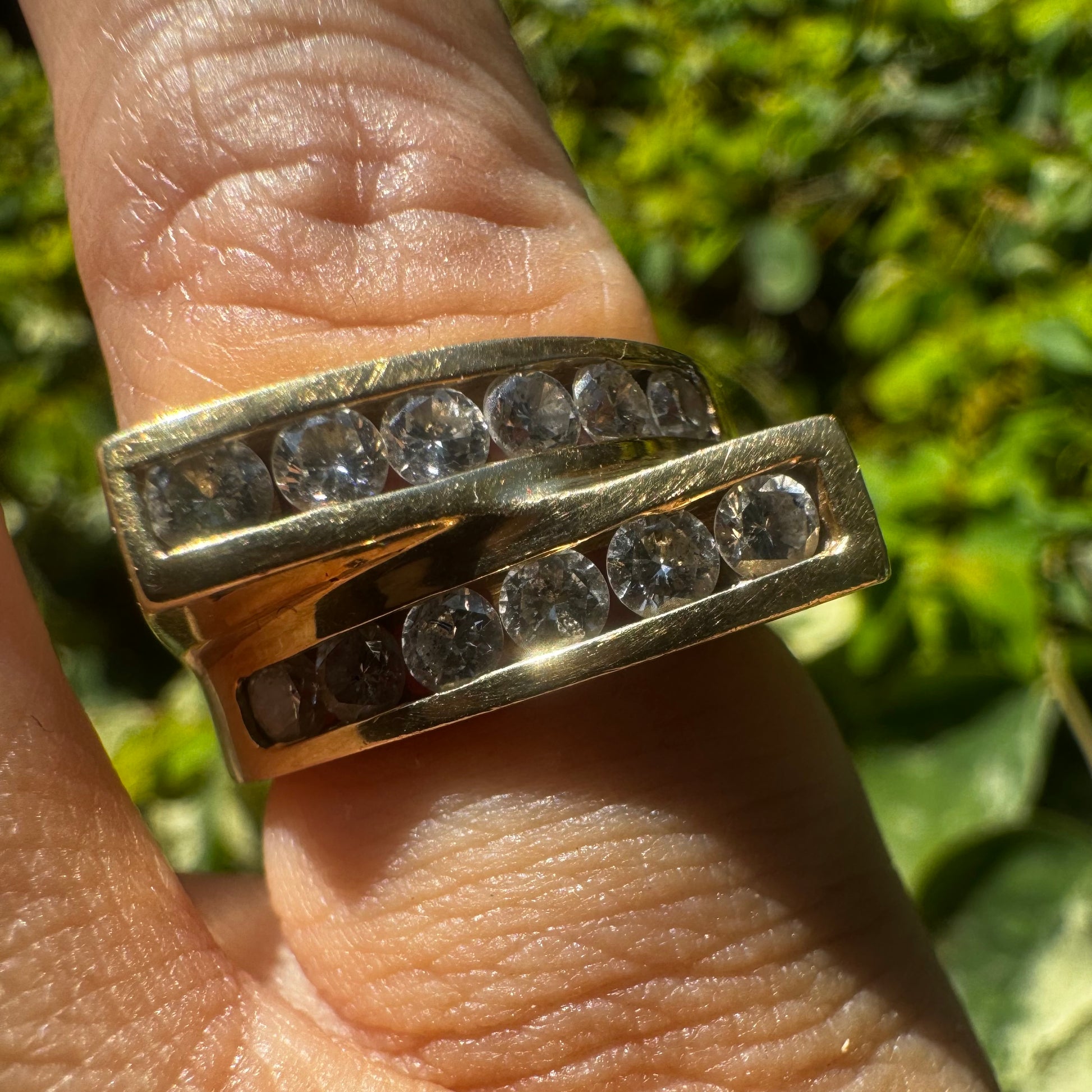 טבעת זהב צהוב 14 קראט משובצת יהלומים