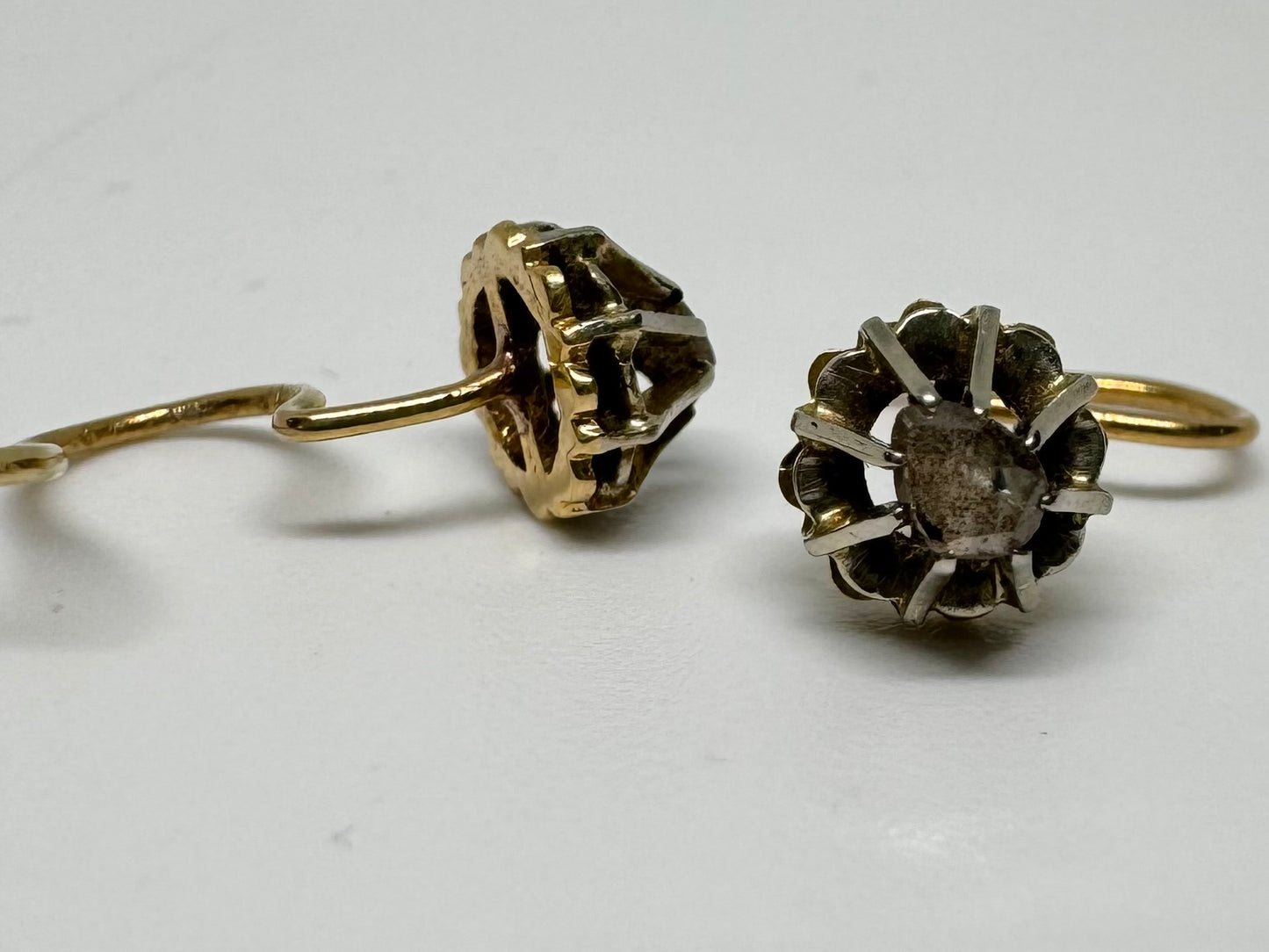 עגילי זהב 14K משובצים ביהלום