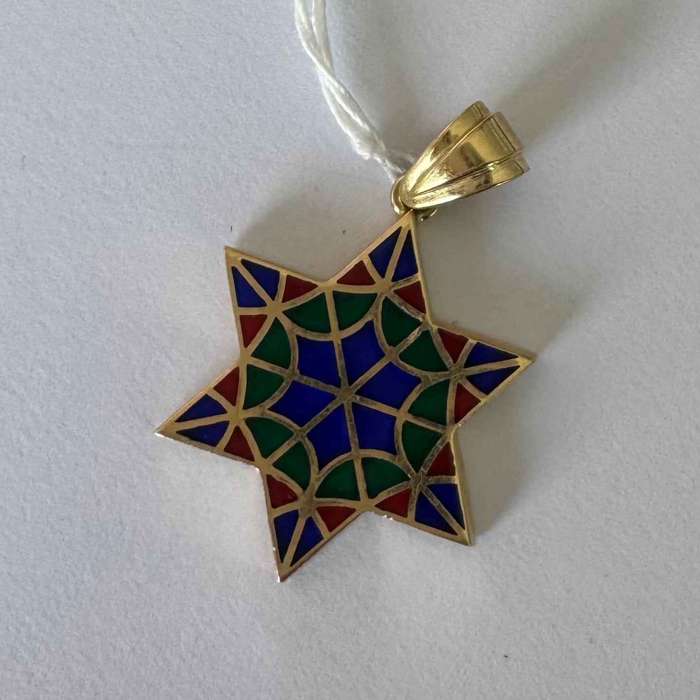 תליון מגן דוד מזהב 14 קראט צבעוני בגווני כחול, ירוק ואדום.