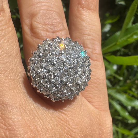 טבעת זהב לבן 18 קראט משובצת יהלומים באפקט פאבה שבו האבנים משובצות בצורה צפופה ומכסות את כל השטח