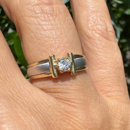 טבעת זהב צהוב וזהב לבן 14 קראט משובצת יהלום במרכז