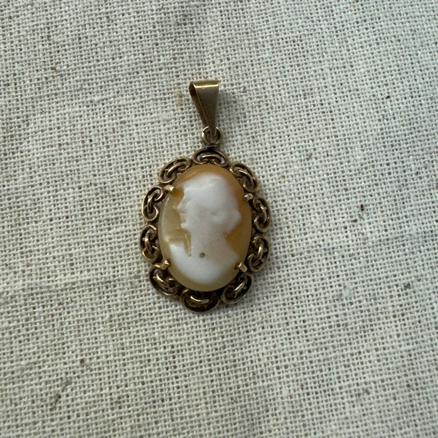 14K gold Cameo pendant