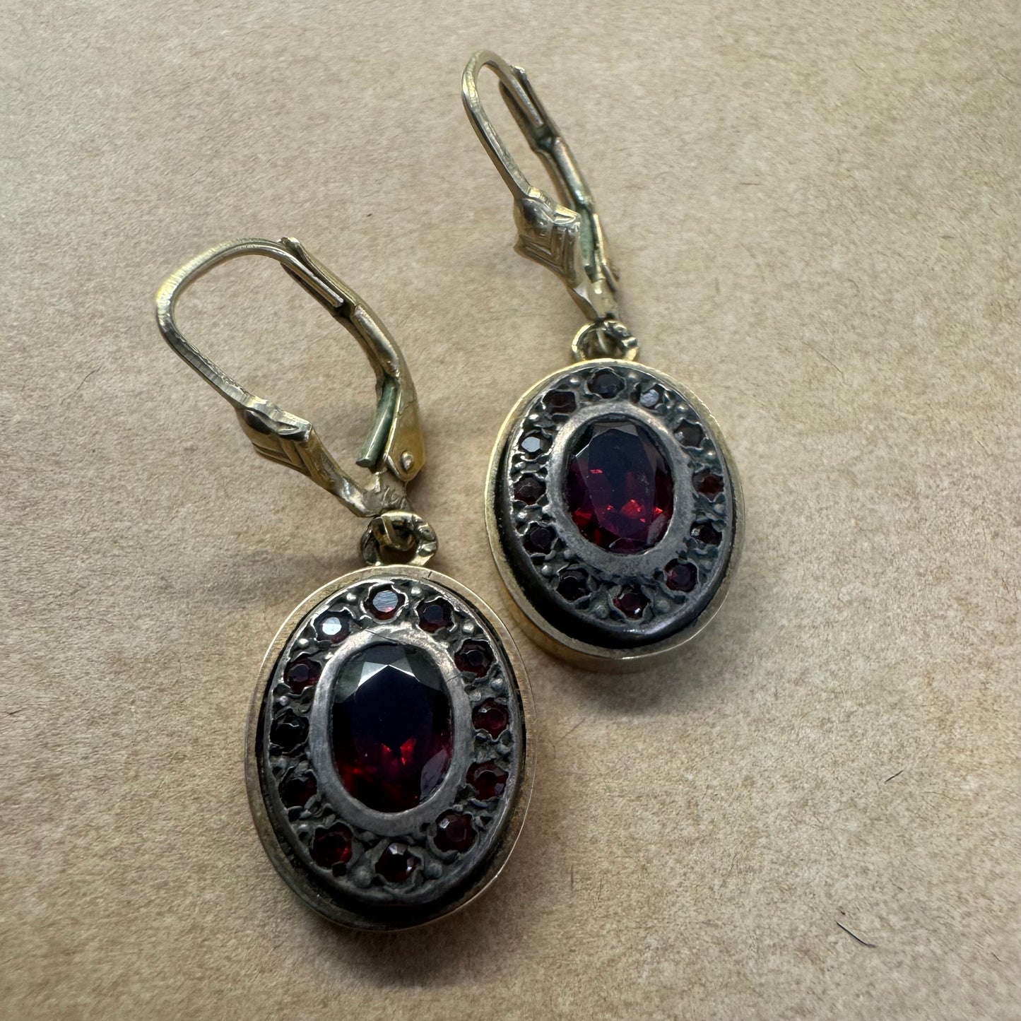 עגילי זהב צהוב 14 קראט, נופלים באורך בינוני, משובצים אבני גרנט