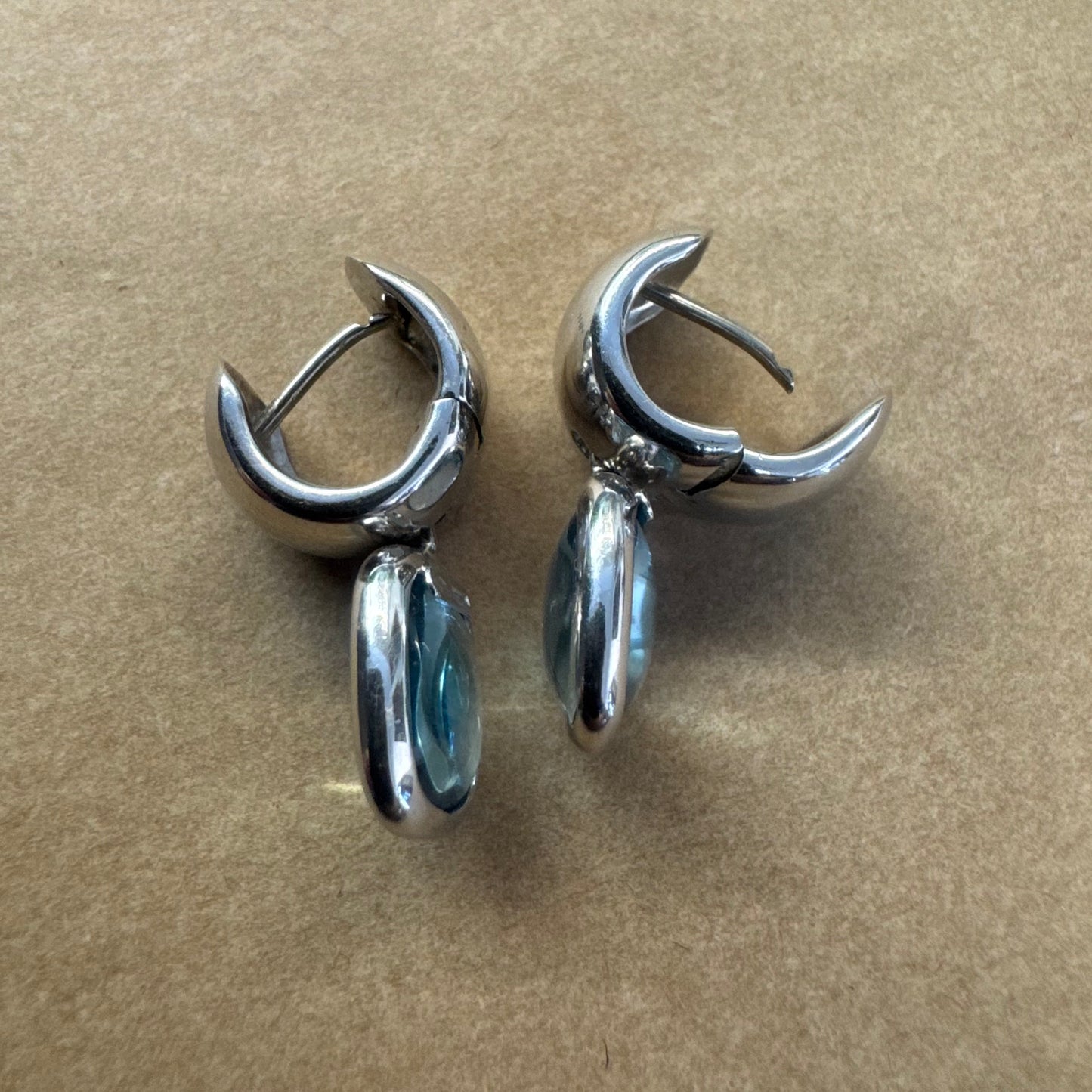 עגילי זהב לבן 18 קראט, נופלים קצרים, משובצים אבן אקוומרין