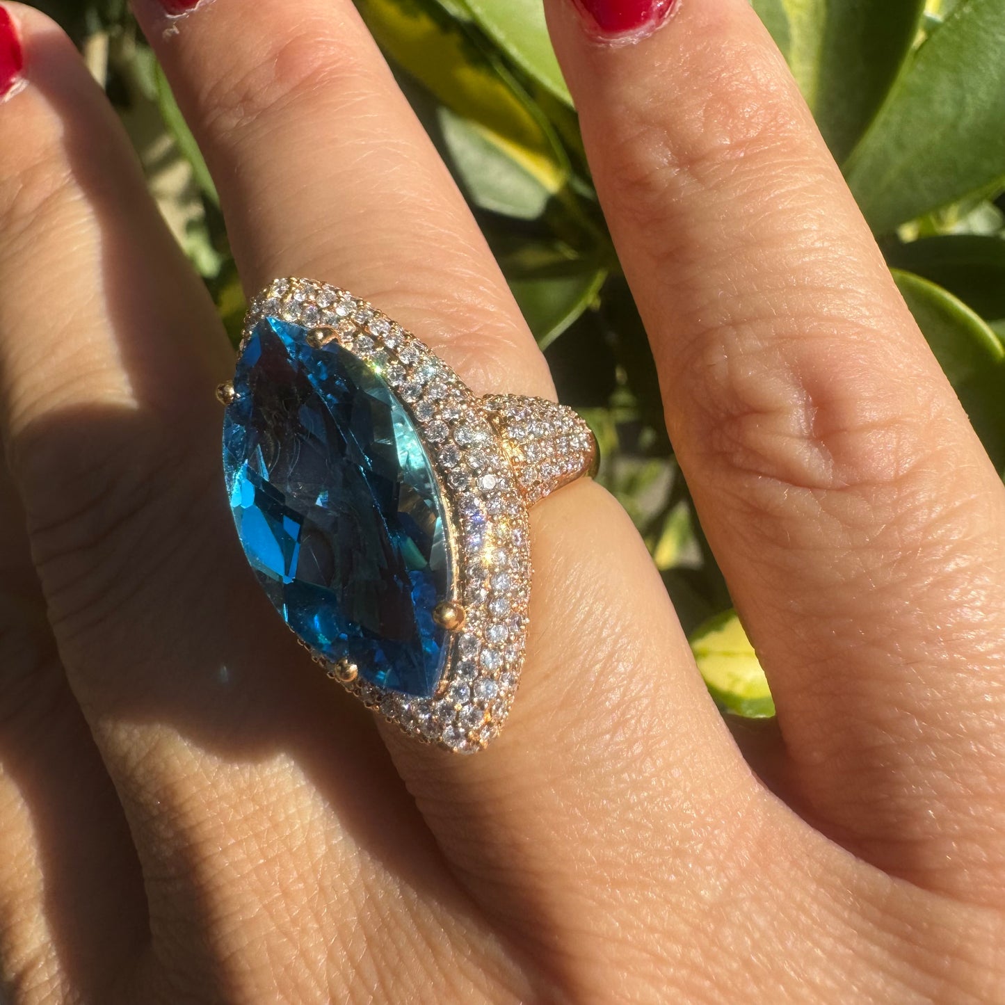 18K gold ring set with Blue Topaz & Diamonds
