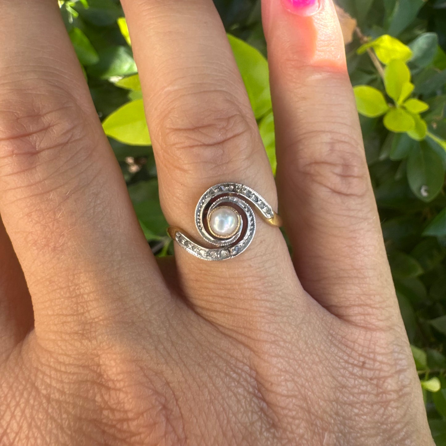 18K gold spiral ring featuring a central Pearl & Diamonds