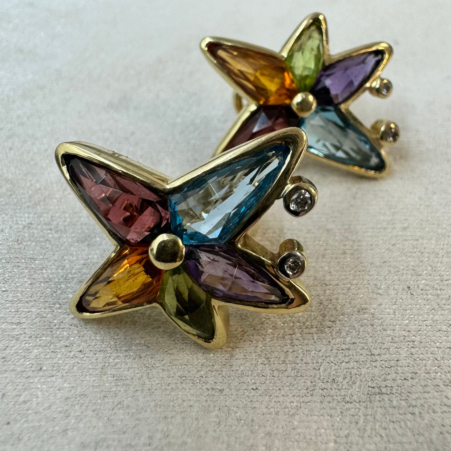 עגילי זהב צהוב 14 קראט צמודים לאוזן משובצים מבחר אבני חן ויהלומים.