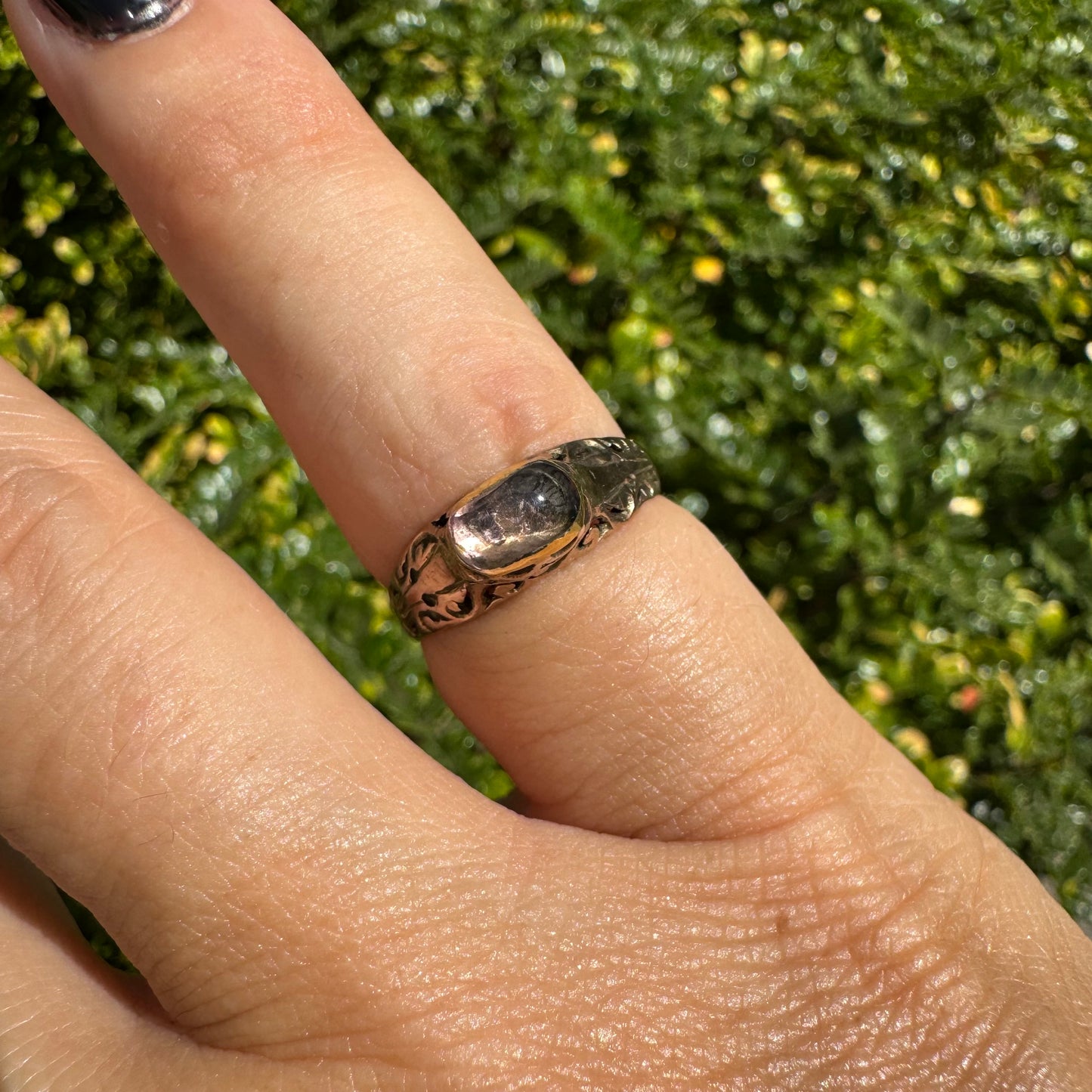 טבעת עתיקה זהב 10 קראט משובצת אבן סגולה