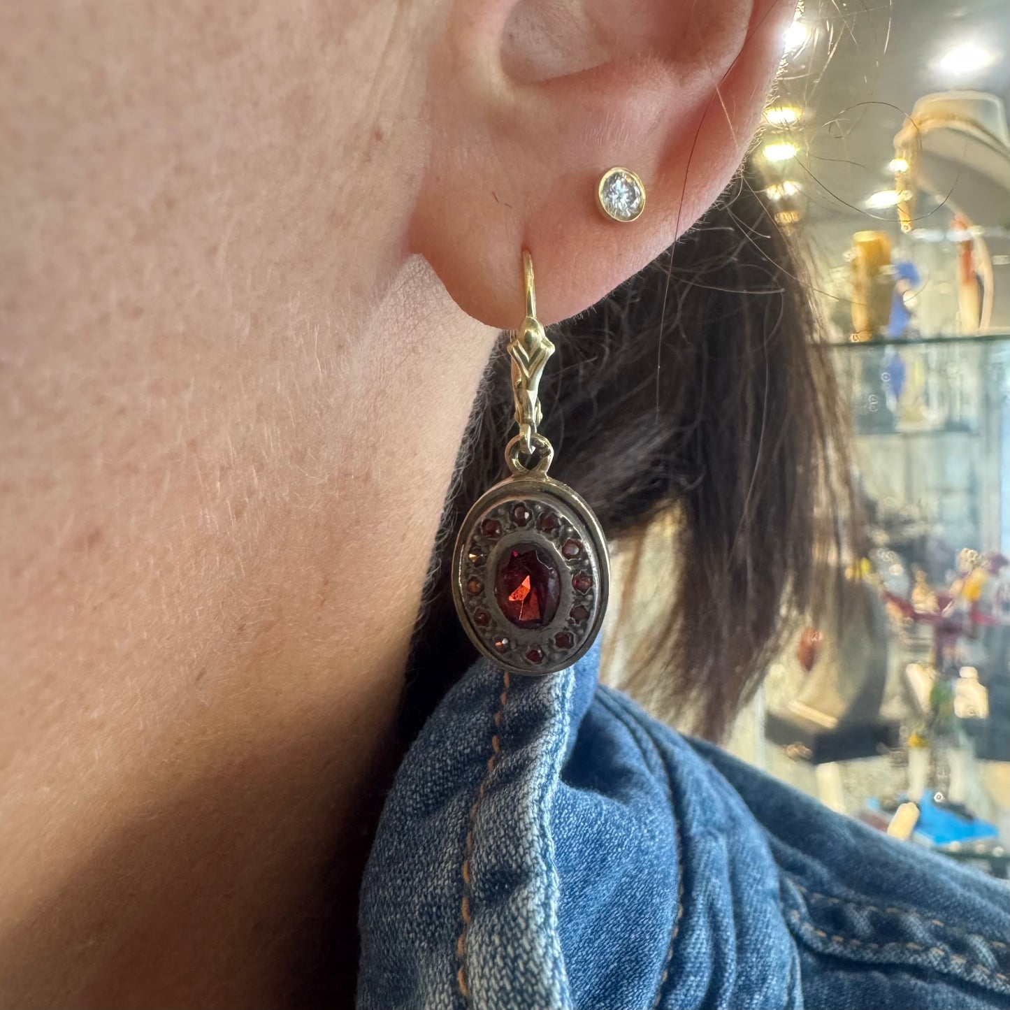 עגילי זהב צהוב 14 קראט, נופלים באורך בינוני, משובצים אבני גרנט