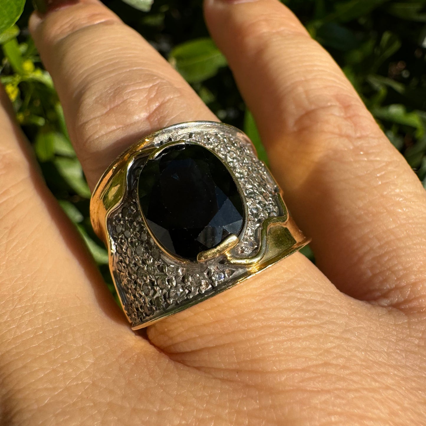 18K gold ring set with Sapphire & Diamonds