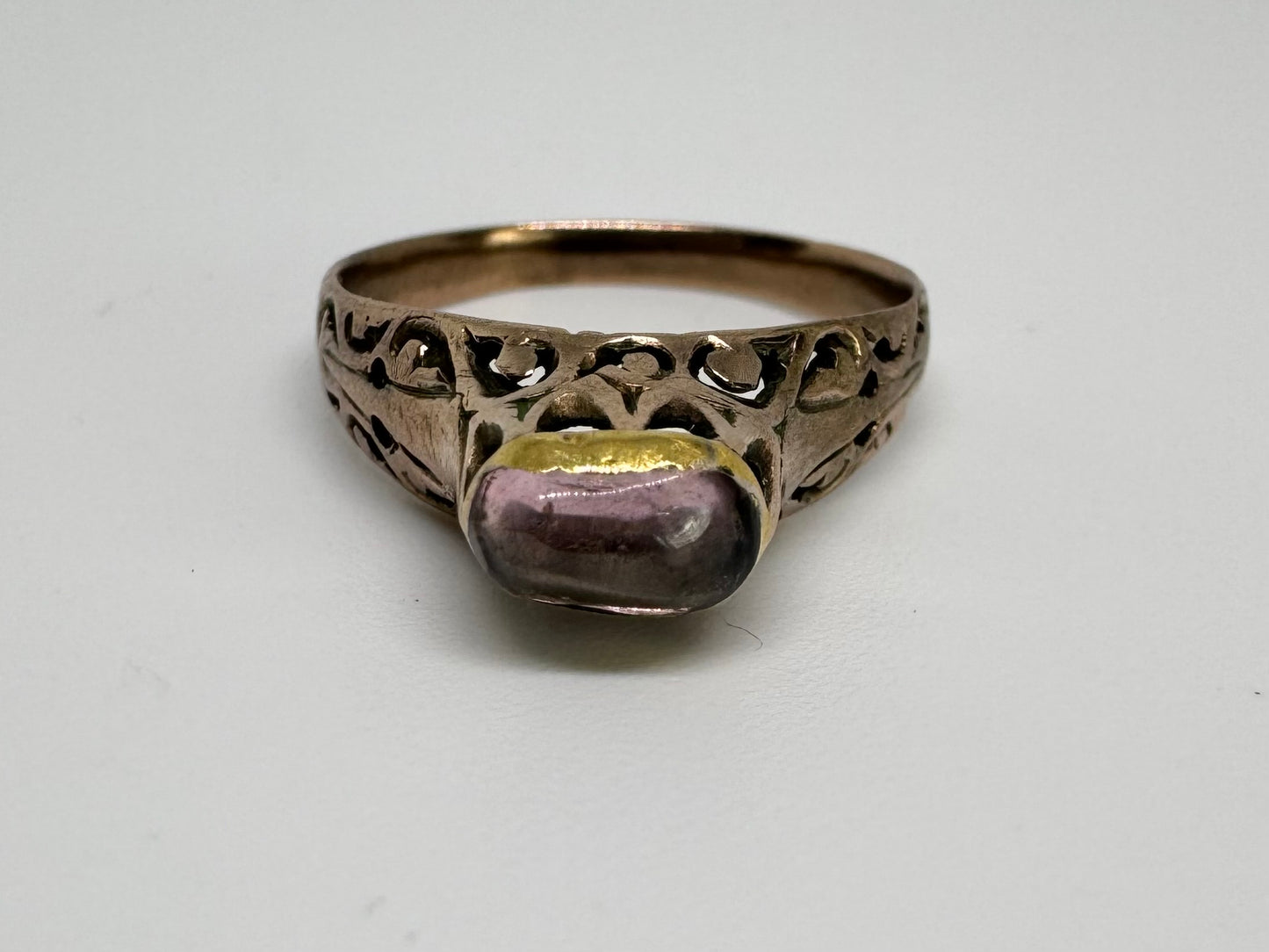 טבעת עתיקה זהב 10 קראט משובצת אבן סגולה