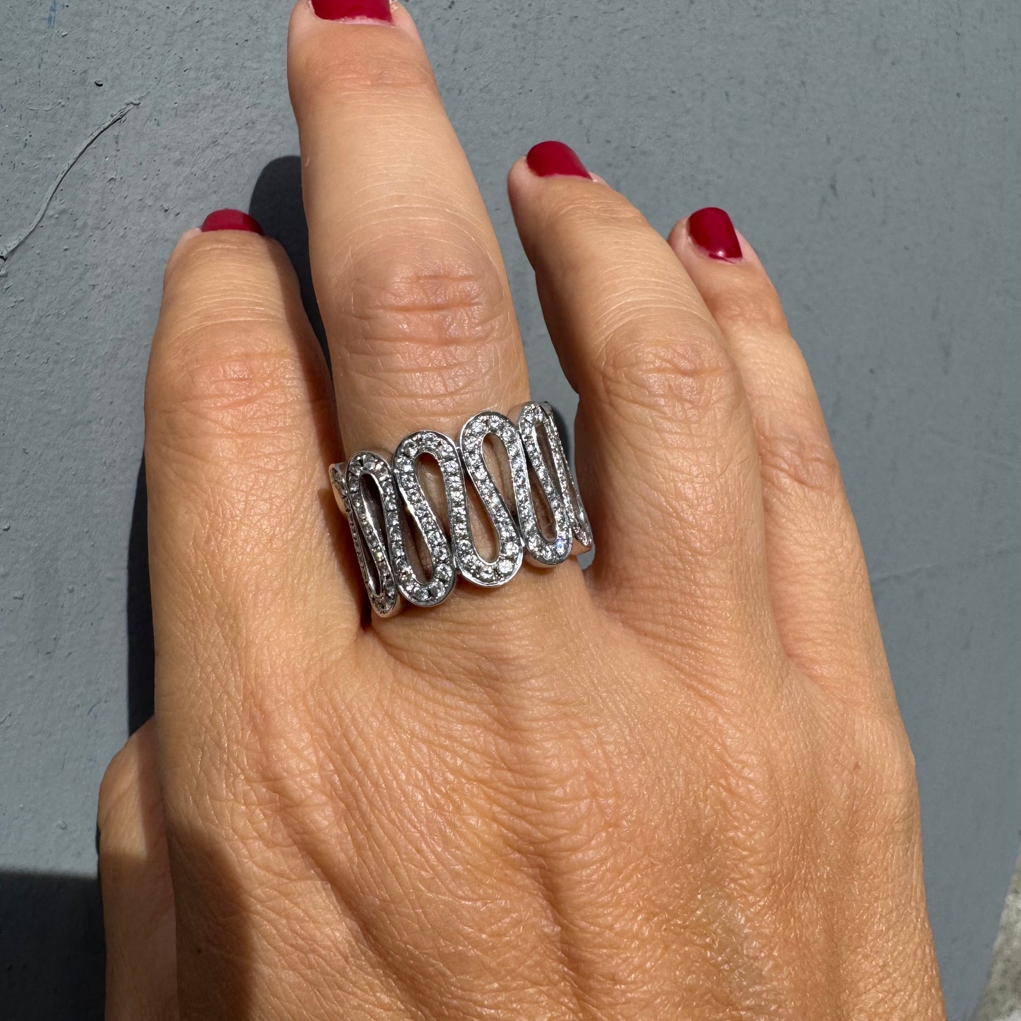 טבעת זהב לבן 14 קראט משובצת יהלומים נוצצים בעיצוב גל מתפתל