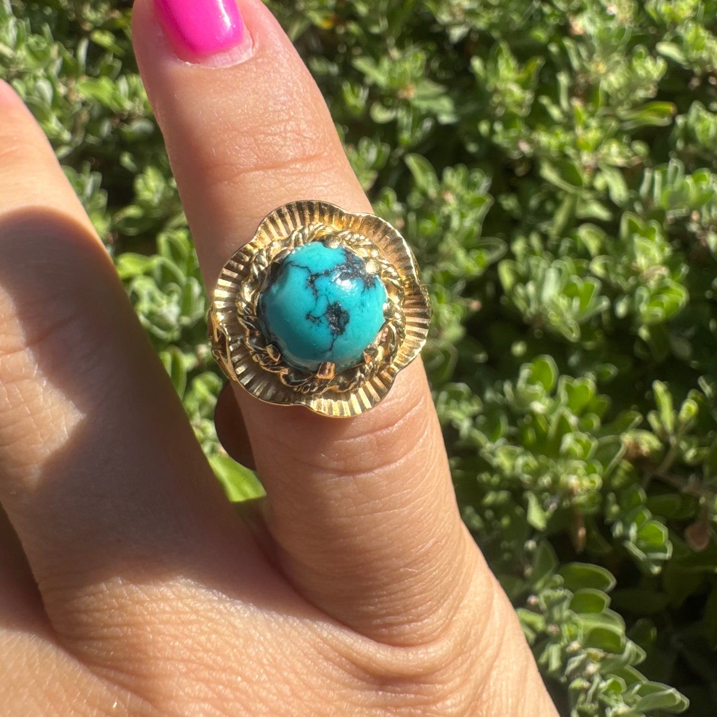 טבעת זהב 18 קראט משובצת אבן טורקיז מיוחדת במרכז