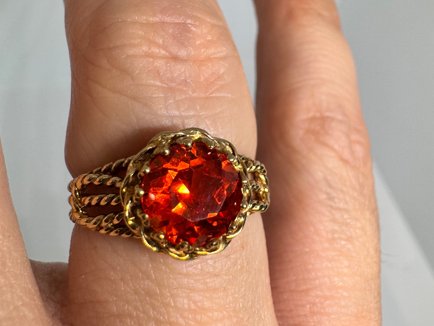 טבעת זהב צהוב 10 קראט משובצת אבן חן כתומה