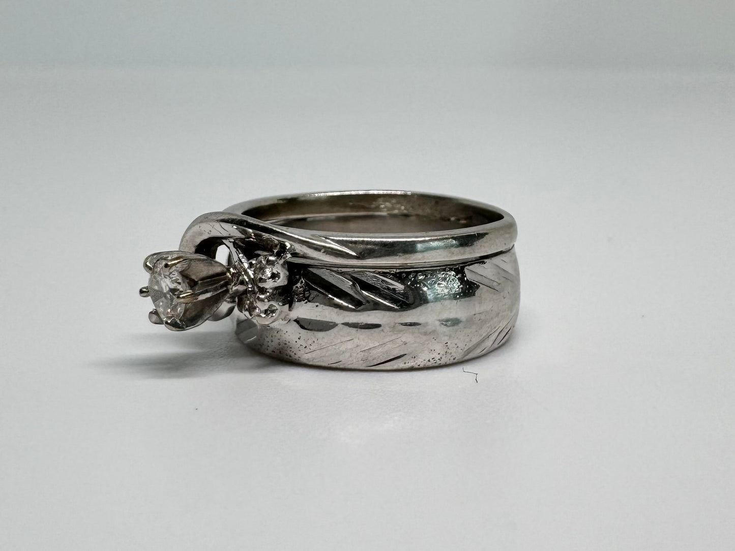 14K gold ring set with Diamonds