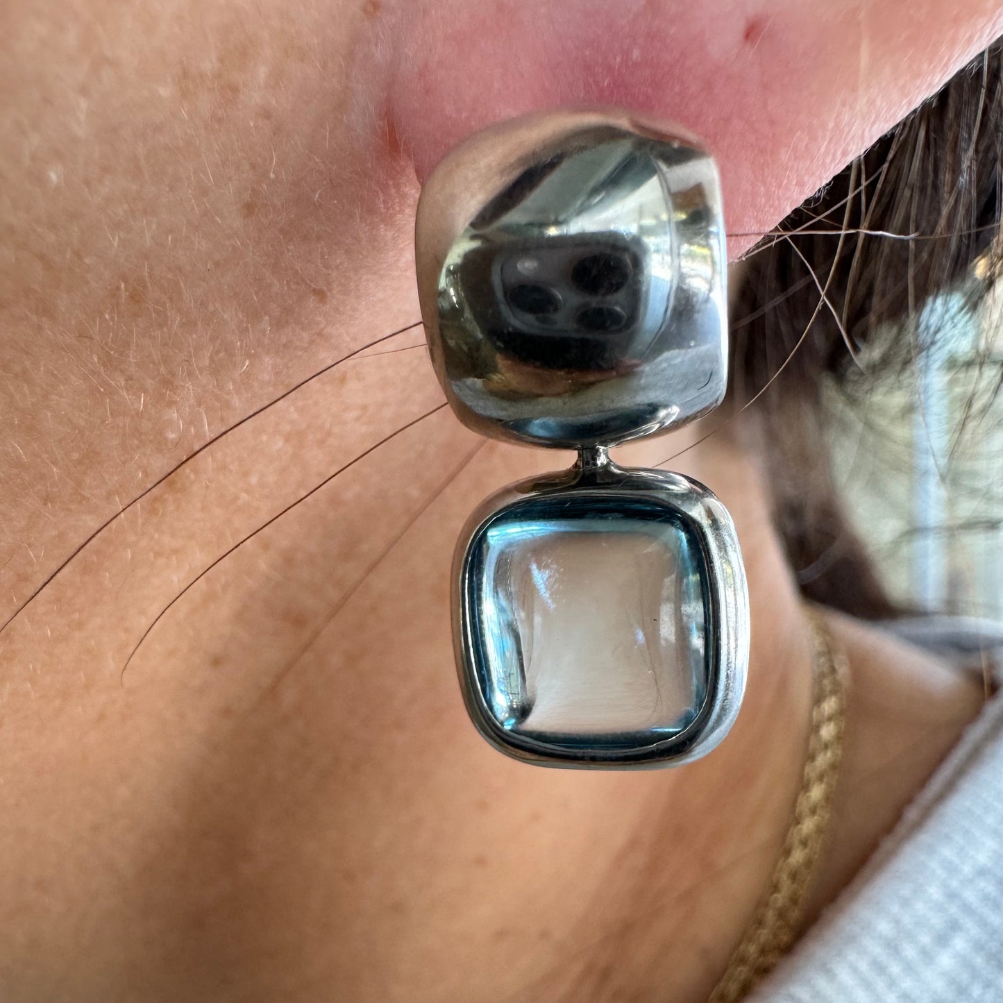 עגילי זהב לבן 18 קראט, נופלים קצרים, משובצים אבן אקוומרין