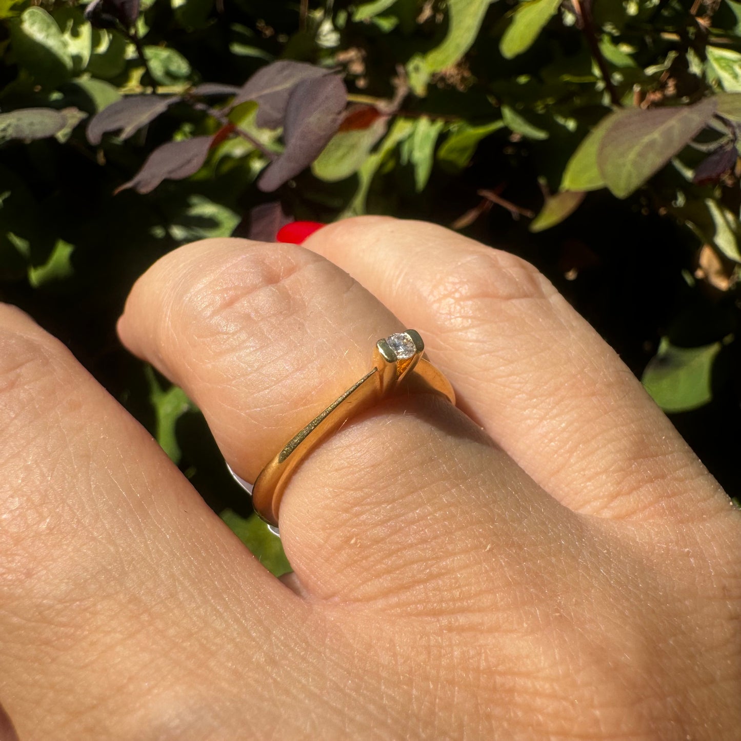 18K gold ring set with one center Diamond