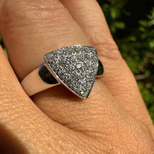 טבעת זהב לבן 18 קראט משובצת יהלומים בצורת משולש מודגש המשובץ כולו ביהלומים נוצצים בחיתוך עגול