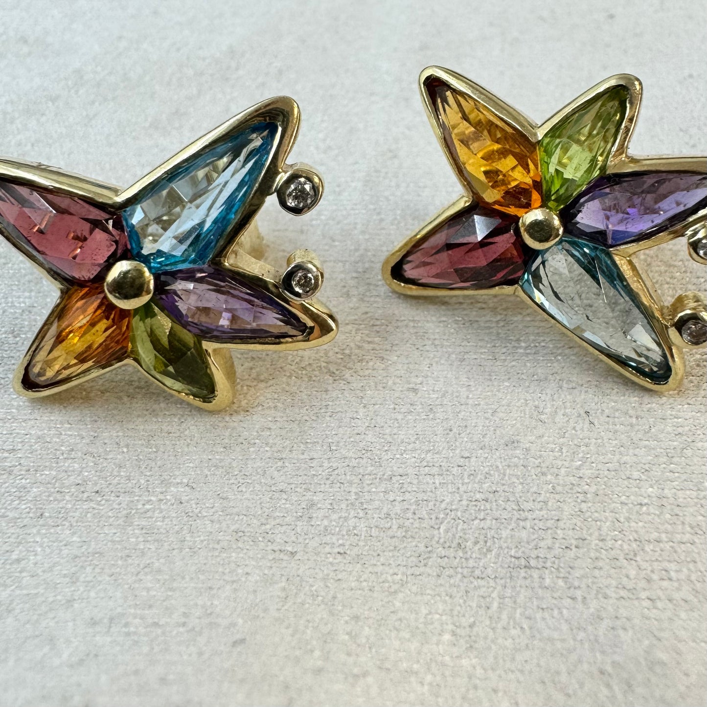 עגילי זהב צהוב 14 קראט צמודים לאוזן משובצים מבחר אבני חן ויהלומים.