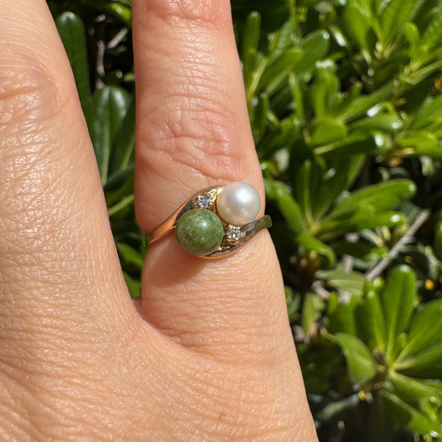 טבעת זהב צהוב משובצת פנינה, אבן סרפנטיין ויהלומים