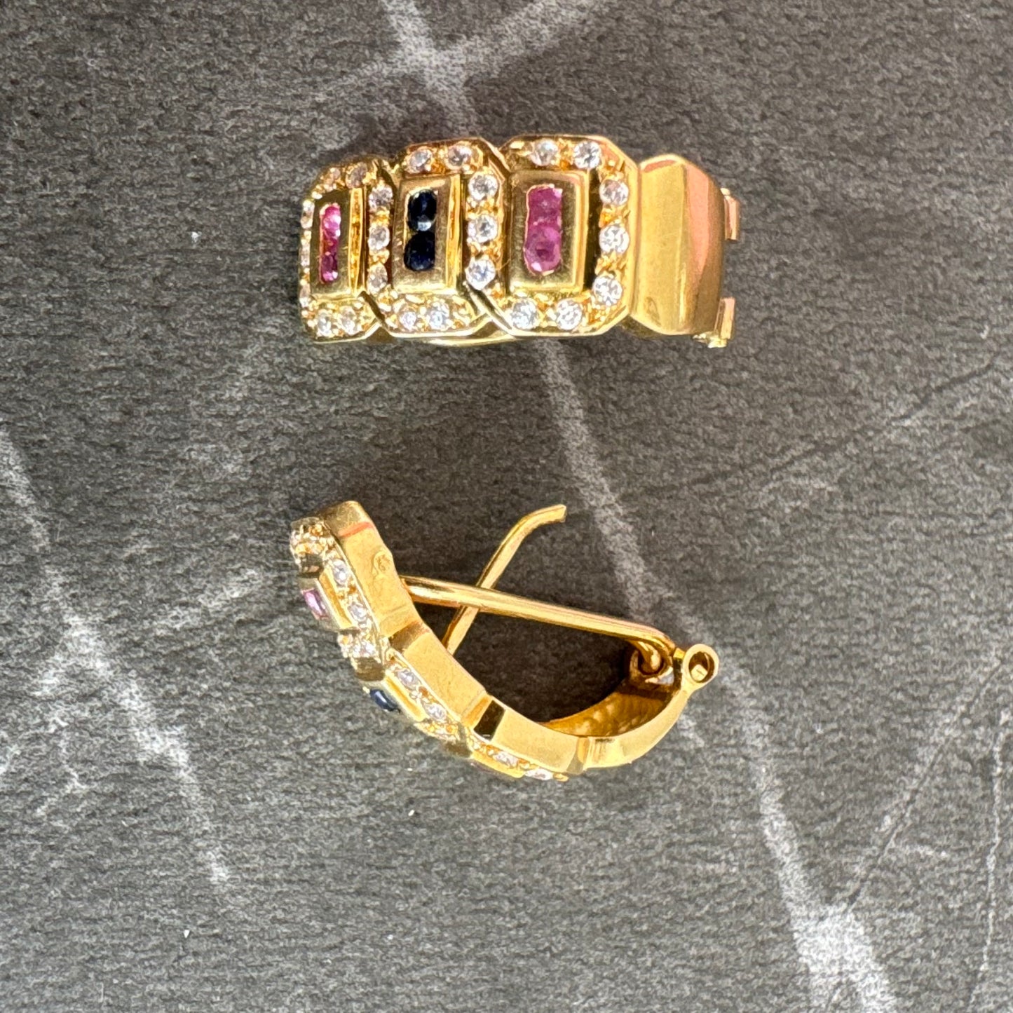 עגילי זהב צהוב 18 קראט משובצים אבני רובי, ספיר ויהלומים בעיצוב גאומטרי עשיר.
