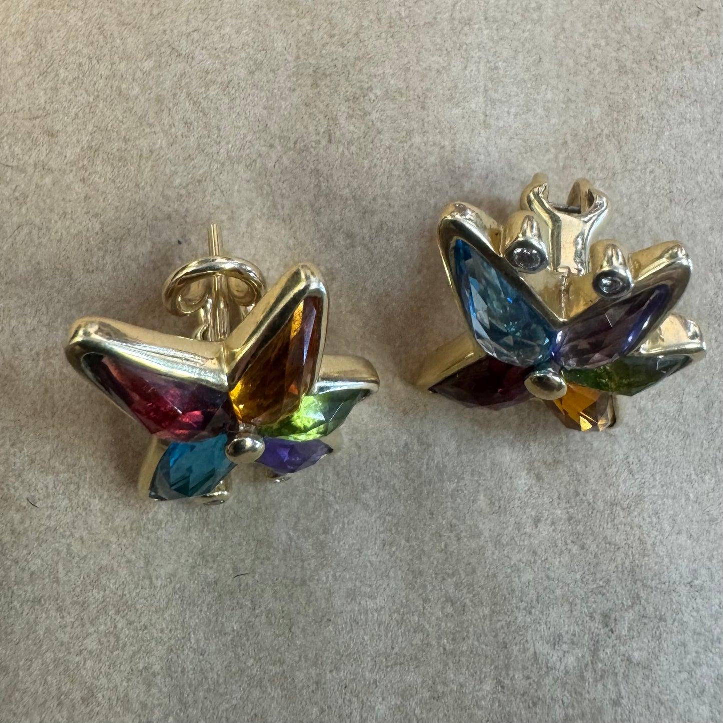 עגילי זהב צהוב 14 קראט צמודים לאוזן משובצים מבחר אבני חן ויהלומים.