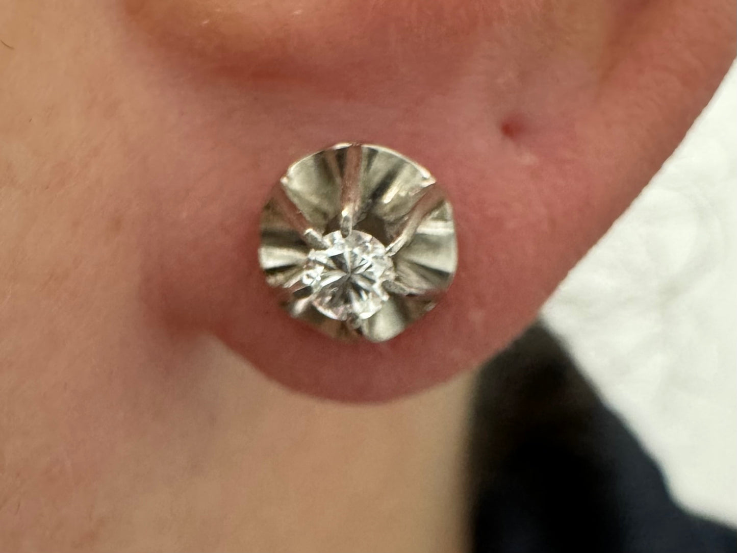 עגילי זהב 14K משובצים ביהלום מרכזי אחד