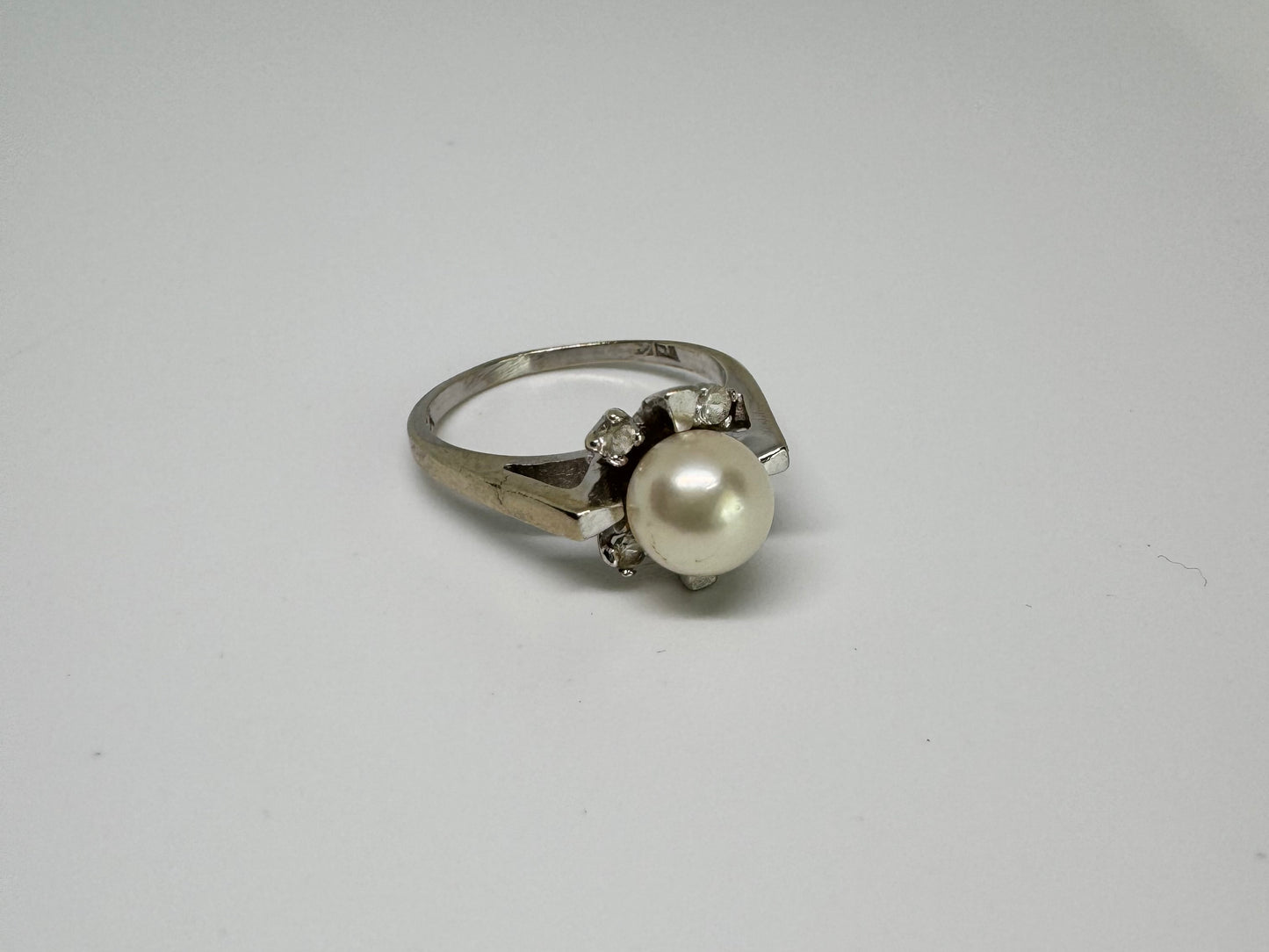 10K gold ring set with pearl & Diamonds
