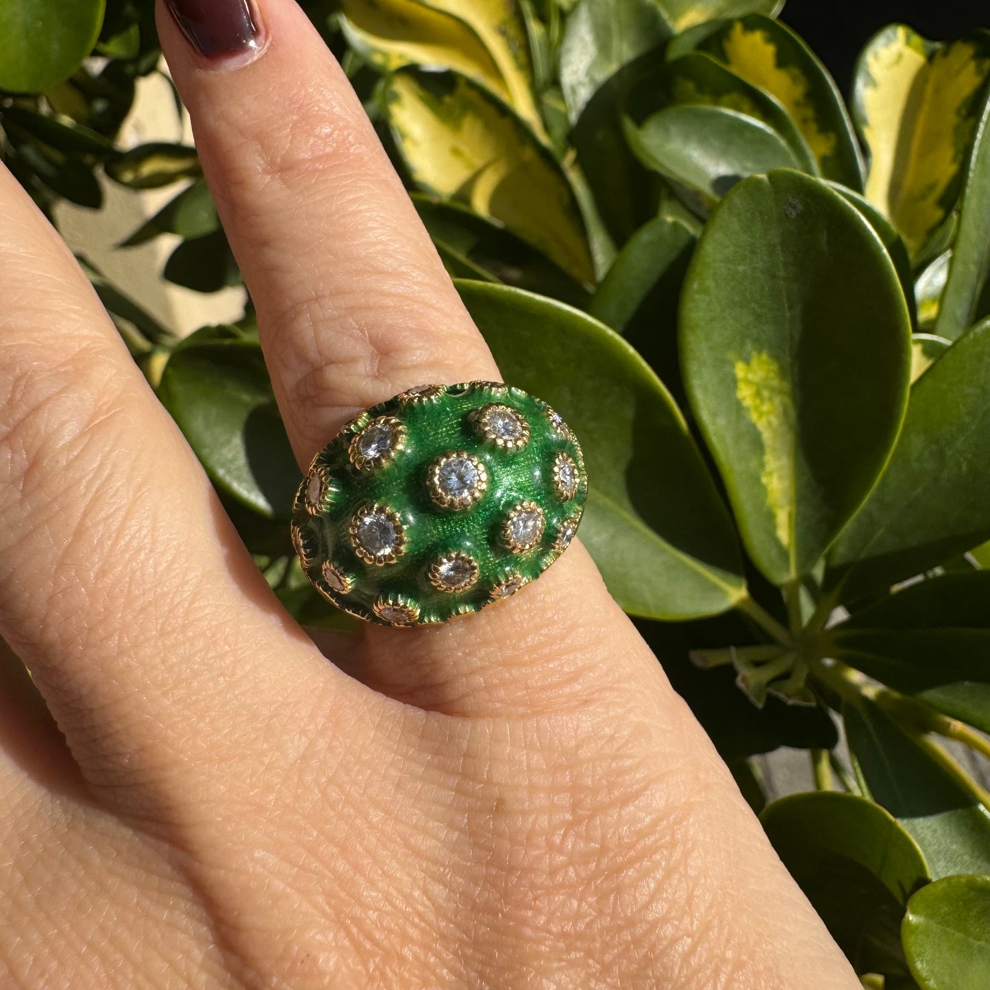 18K gold ring set with Enamel & Diamonds