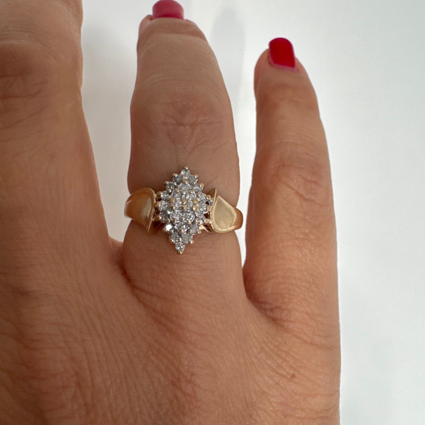 טבעת זהב צהוב 10 קראט משובצת יהלומים, בעיצוב מרקיזה אלגנטי ומלא נוכחות.