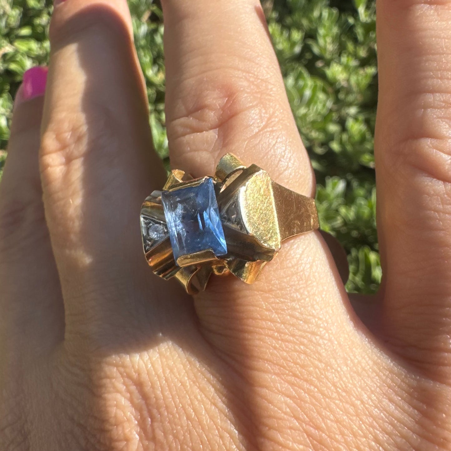 18K gold bow ring, set with a rectangular Blue Topaz gemstone at the center