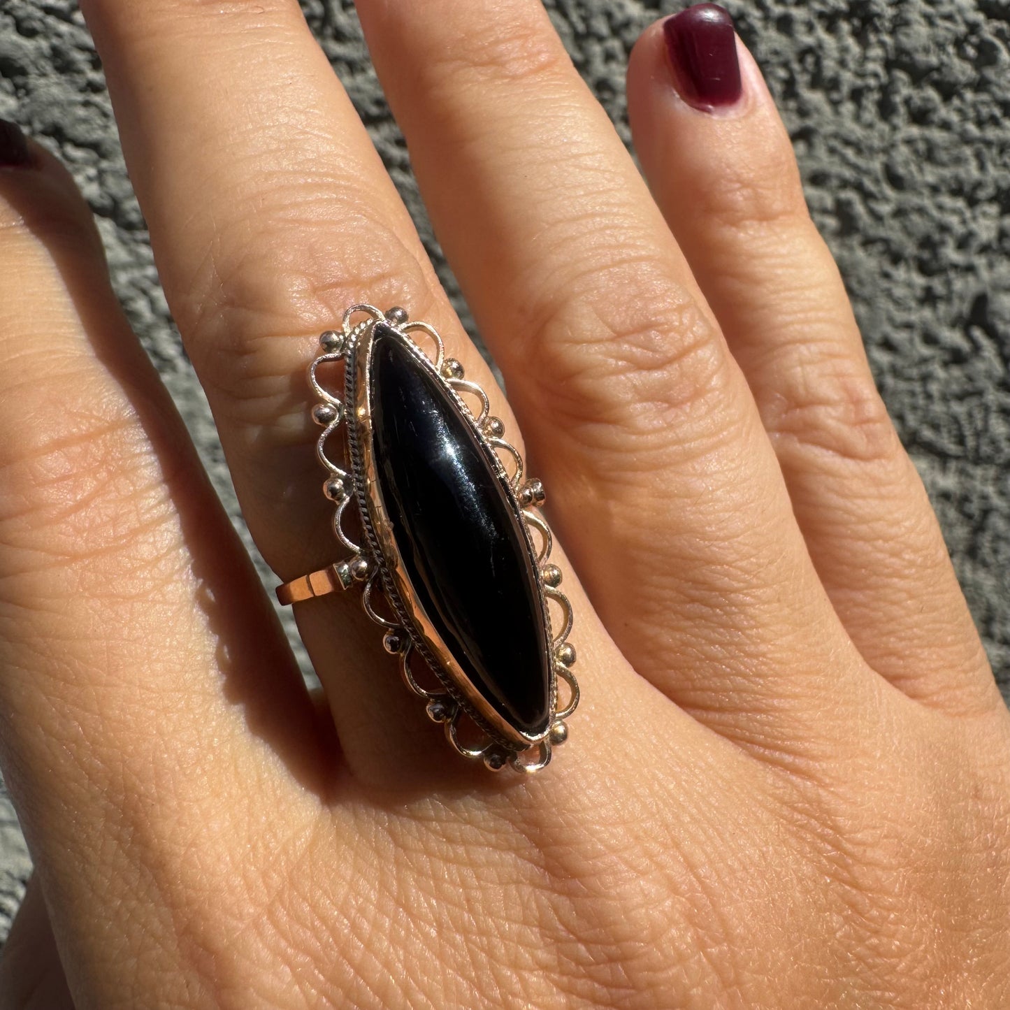 טבעת זהב אדום 14 קראט משובצת אבן אוניקס שחורה בחיתוך מרקיזה עם מבנה מאורך