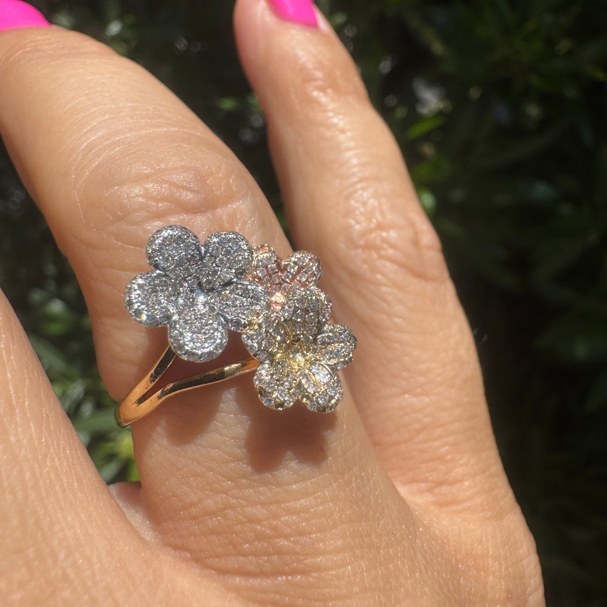 טבעת זהב צהוב 14 קראט, קלאסית עם יהלום מרכזי במסגרת סגורה, מוקף בהילה של יהלומים מנצנצים.