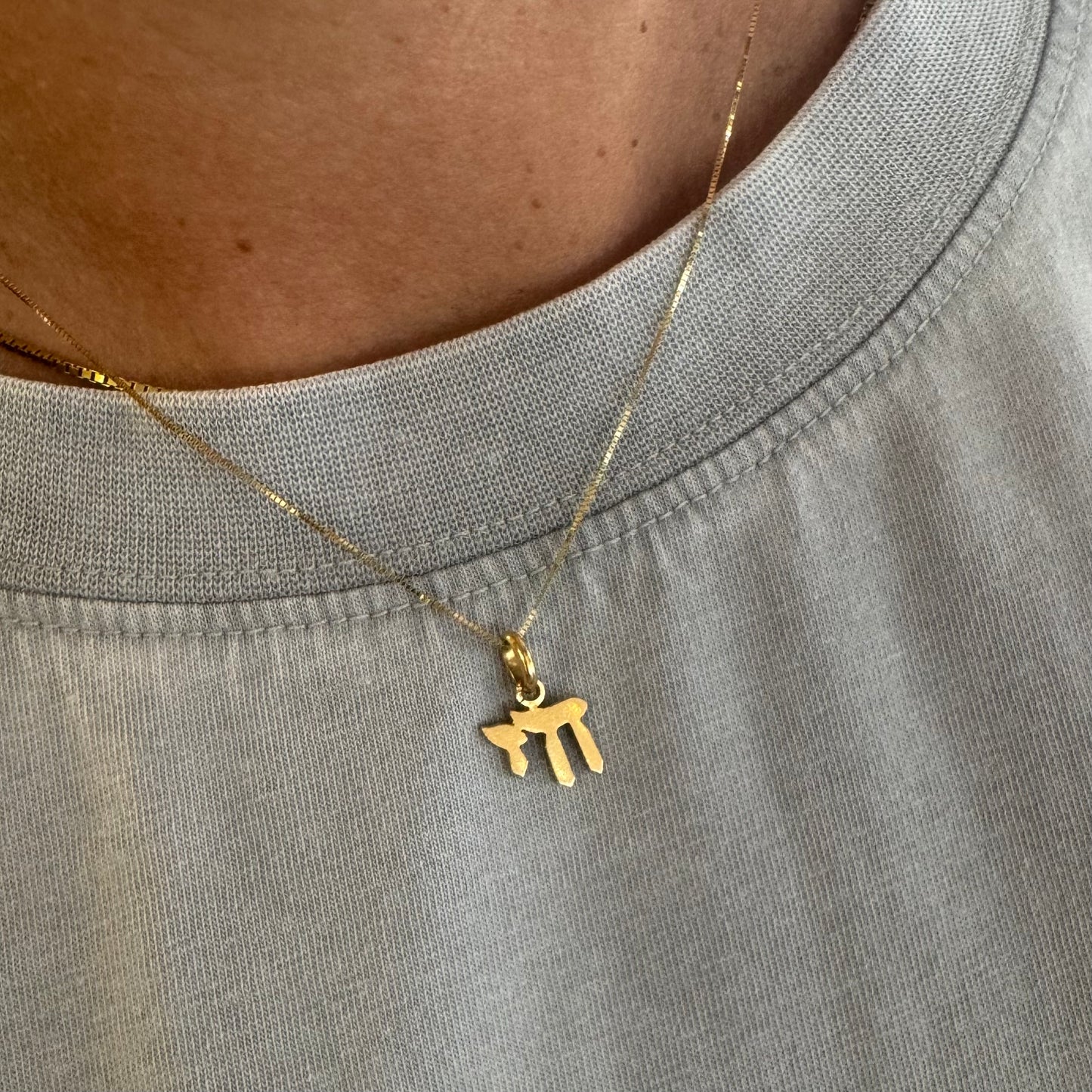 18K gold “CHAI” pendant